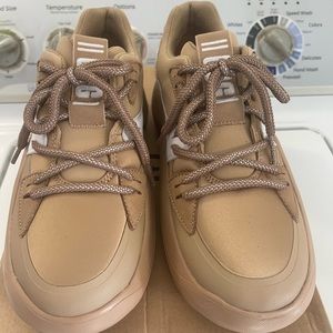 UGG LA Cloud Lace Size 9.5